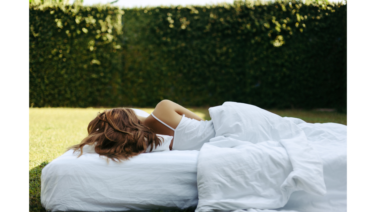 парень лежит на траве. Power nap сон. молодежи спит на траве. сон на воздухе. сон на свежем воздухе.