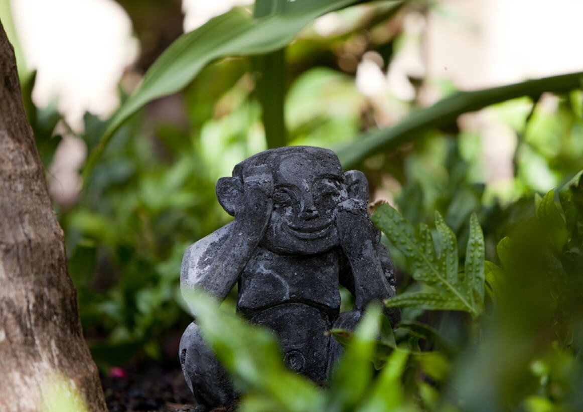 В честь уважения гавайцы создают фигурки менехунов. (Фото: mirkosmosa.ru).