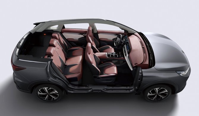     Кроссовер имеет просторный 5-местный салон и не слишком вместительный багажник