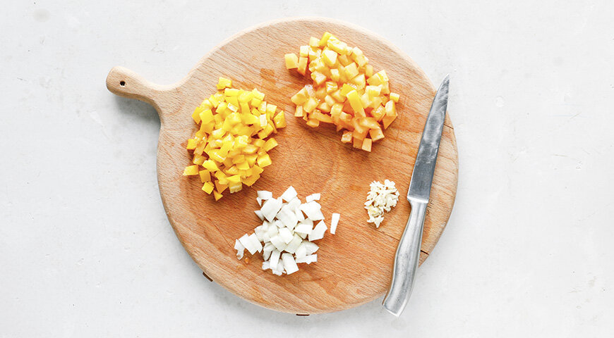 1. Очистите лук, чеснок и перцы. Мелко нарежьте все овощи, включая помидоры.