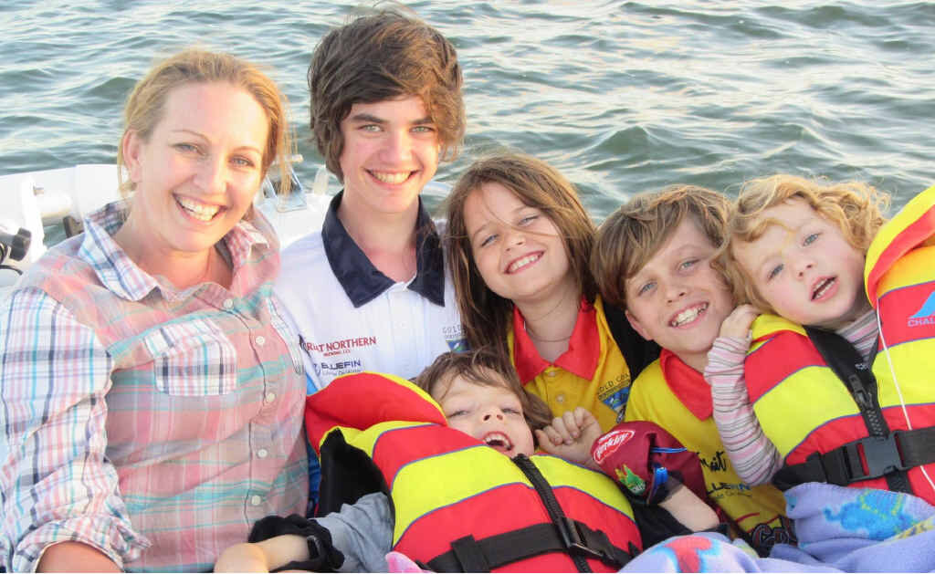 Пятерняшки семьи меркуловых. Многодетные актеры. Фото пятерых детей. Фото пятерых детей. Фотосессия многодетной семьи.