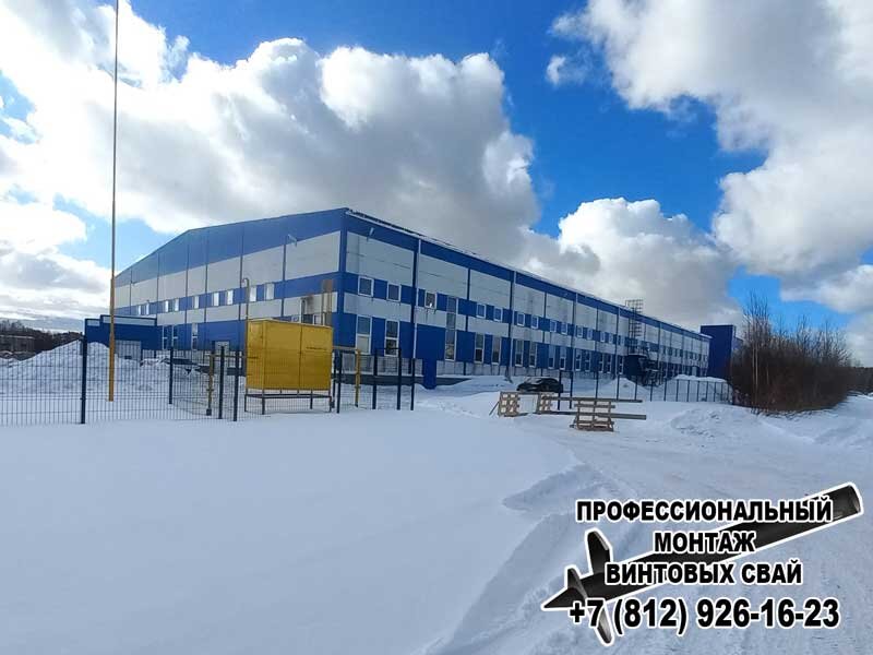 монтаж винтовых свай в ангаре