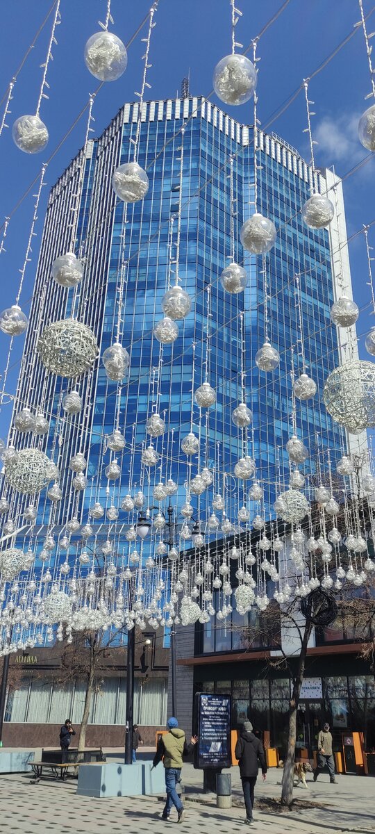 Деловой центр Челябинск-Сити. Современное здание на Кировке. Сквозь свисающие шары смотрится фантастически! 