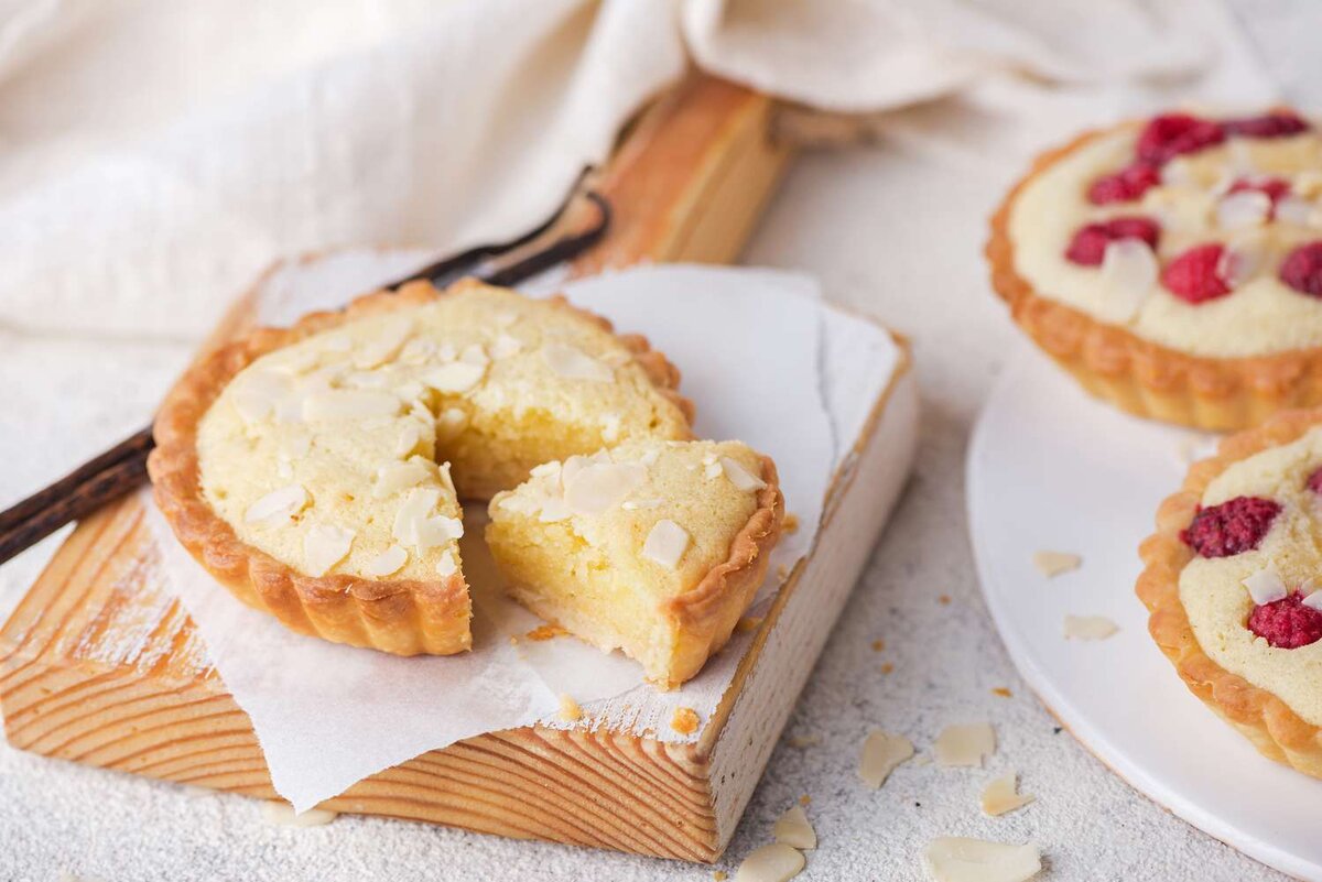 Фото с сайта https://www.thespruceeats.com/thmb/BE9BEwdXdsVZ6BOJavx5frBFsag=/1500x0/filters:no_upscale():max_bytes(150000):strip_icc()/frangipane-recipe-1375636-hero-01-5c3ea96646e0fb000162abbd.jpg