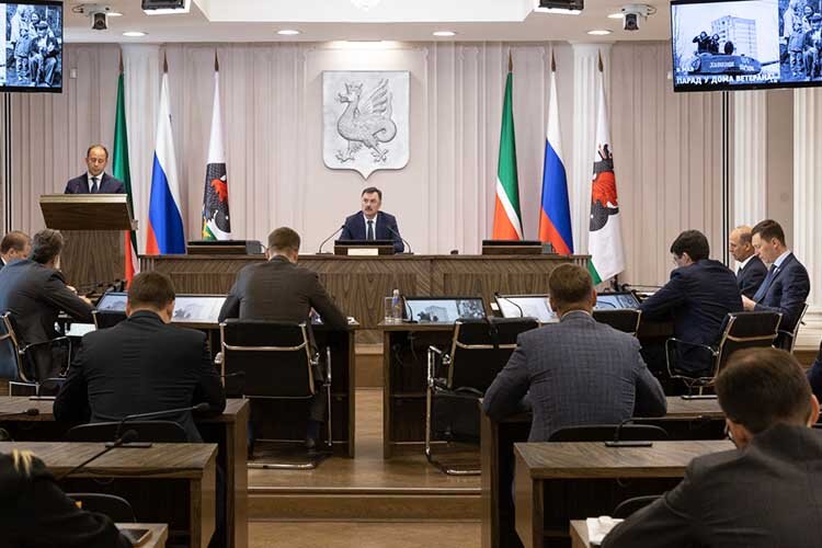   Утреннее совещание в исполкоме Казани началось со слов благодарности горожанам, участвовавшим в городском субботнике 22 апреля Фото: kzn.ru