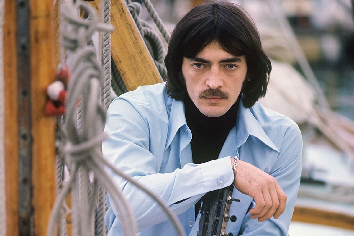 Михаил Боярский – талантливый певец и композитор. Его голос узнаваем и неповторим. Многие песни, которые он исполнял, стали настоящими хитами и до сих пор звучат на радио и телевидении.  Фото: источник https://apkun.com