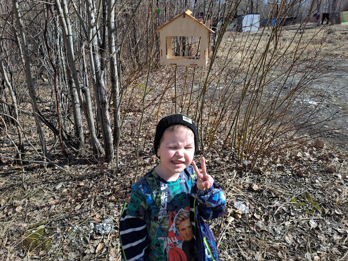 Яруся следит за наполнением наших кормушек))
