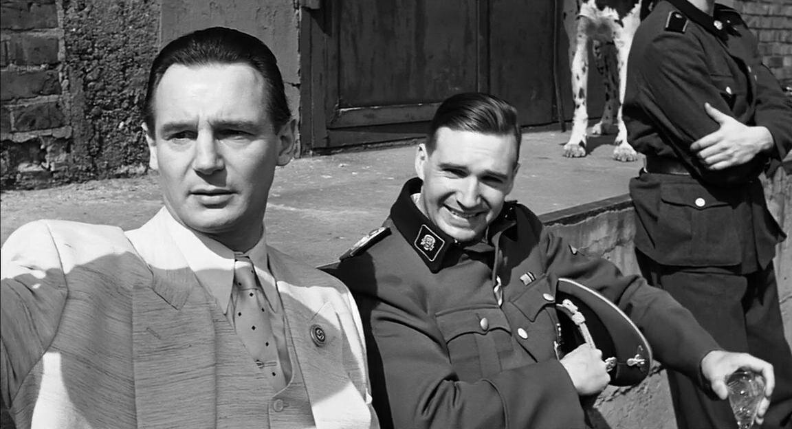 Кадр из фильма "Список Шиндлера". На фото Амон Гёт и Оскар Шиндлер. Оба хотели стать выше в социальной иерархии, но какой ценой они достигали самоутверждения.