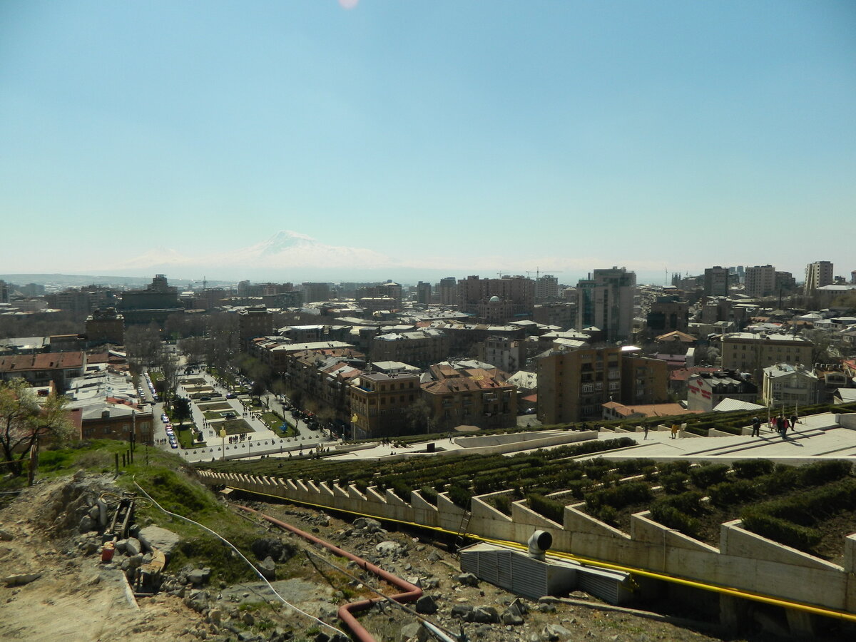 Ереван старый Каскад. Каскад Ереван сверху. Вид с каскада в Ереване. Каскад и старый город в Ереване. Ереван минеральные воды дешево