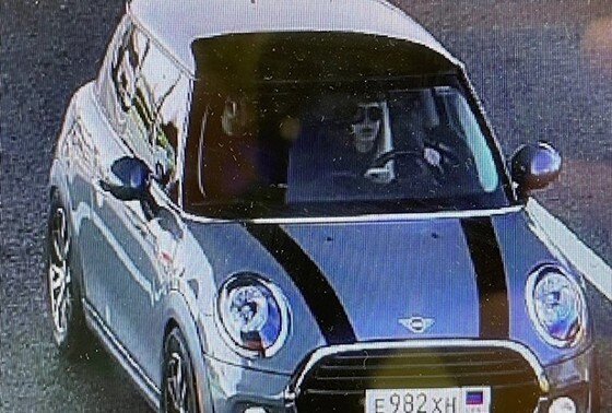    Автомобиль «Mini Cooper», в котором, по версии ФСБ РФ, находятся главные подозреваемые по делу об убийстве Дарьи Дугиной граждане Украины Наталья Вовк и Богдан Цыганенко