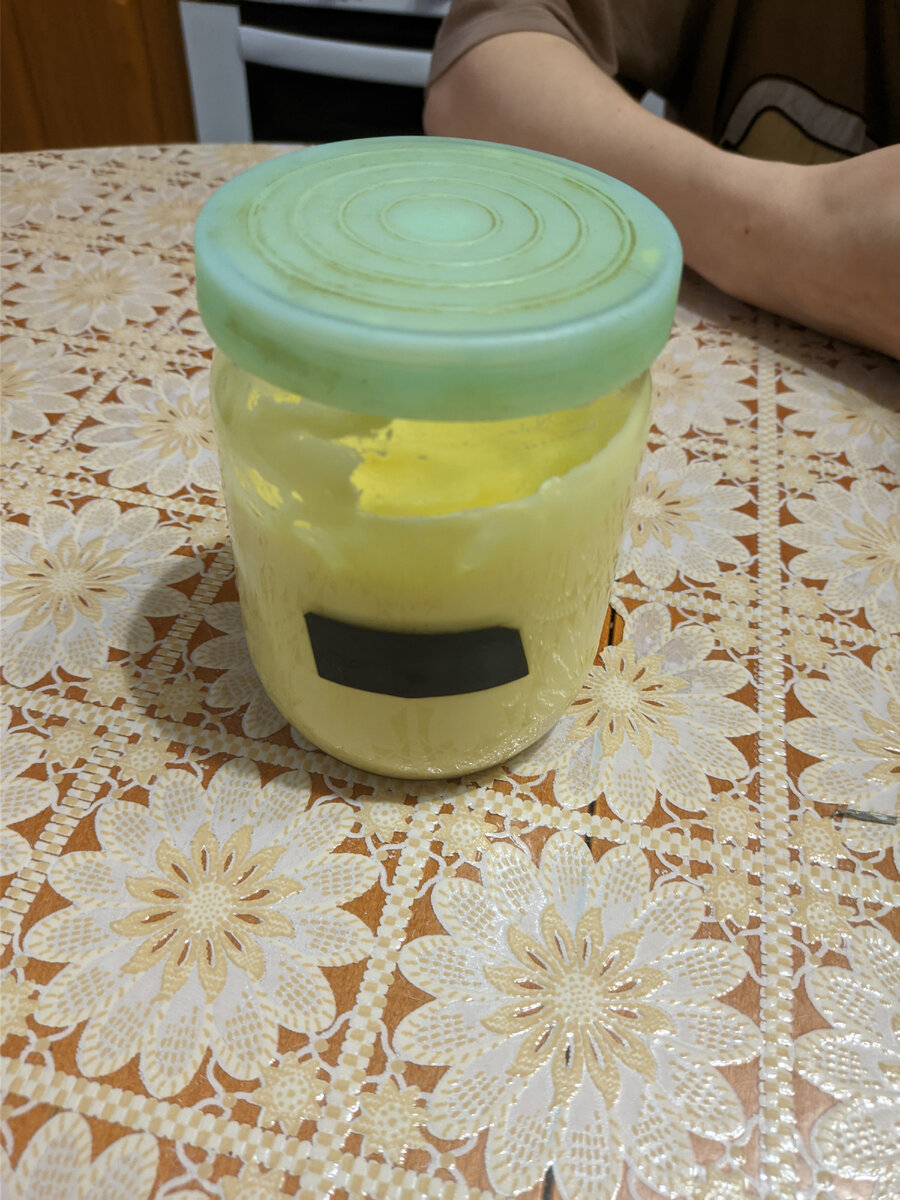 Майонез – один из самых популярных соусов в мире. Его используют в качестве добавки к салатам, бутербродам, бургерам, и многое другое. Вкус домашнего майонеза никак не сравним с тем, который можно купить в магазине. К тому же, приготовление его самостоятельно не займет много времени. Если вы хотите сделать свой собственный майонез в домашних условиях, то следуйте этим простым шагам.Шаг 1: ИнгредиентыДля приготовления домашнего майонеза вам понадобятся следующие продукты:- 2 яйца;- 2 чайные ложки горчицы;- 1 столовая ложка белого винного уксуса;- 2 чайные ложки сахара;- соль и перец по вкусу;- 250 мл оливкового масла.Шаг 2: Подготовка яицПеред началом работы необходимо приготовить яйца. Для этого нужно вскипятить воду в кастрюле и опустить туда яйца. Затем готовить на среднем огне в течение 12 минут. После этого нужно вынуть яйца и оставить их остывать.Шаг 3: Смешивание ингредиентовКогда яйца остынут, нужно разбить их в чашку и добавить горчицу, уксус и сахар. Затем нужно приправить солью и перцем, как вам нравится. Смешивать ингредиенты до однородной массы.Шаг 4: Приготовление майонезаДля того чтобы майонез получился вкусным, нужно добавить оливковое масло постепенно в течение 5-10 минут. Добавляя масло, нужно не переставать смешивать его с другими ингредиентами, пока не получится густая и однородная масса. Как только майонез готов, можно убрать его в холодильник на несколько часов, чтобы остыл и стал более густым.Шаг 5: Готово!Теперь ваш вкусный домашний майонез готов! Его можно использовать сразу, а можно хранить его в холодильнике до двух недель.Делать майонез дома – очень просто, и вкус домашнего майонеза будет намного лучше, чем у магазинного соуса. Этот рецепт отлично подходит для тех, кто хочет экспериментировать в кухне и приготовить что-то новое и вкусное.