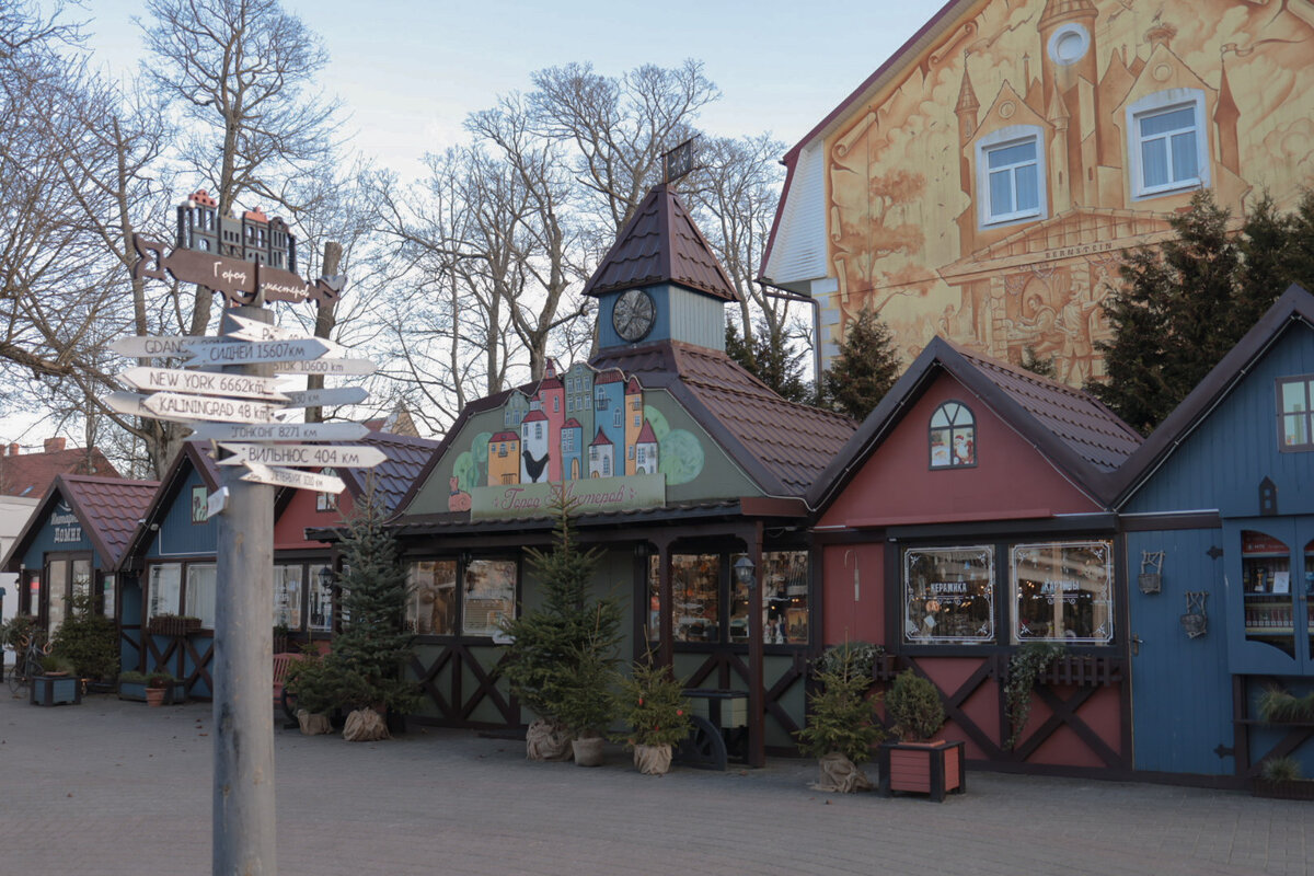 Янтарный – уютный поселок с волшебной атмосферой. Листайте галерею и прогуляйтесь по его улочкам