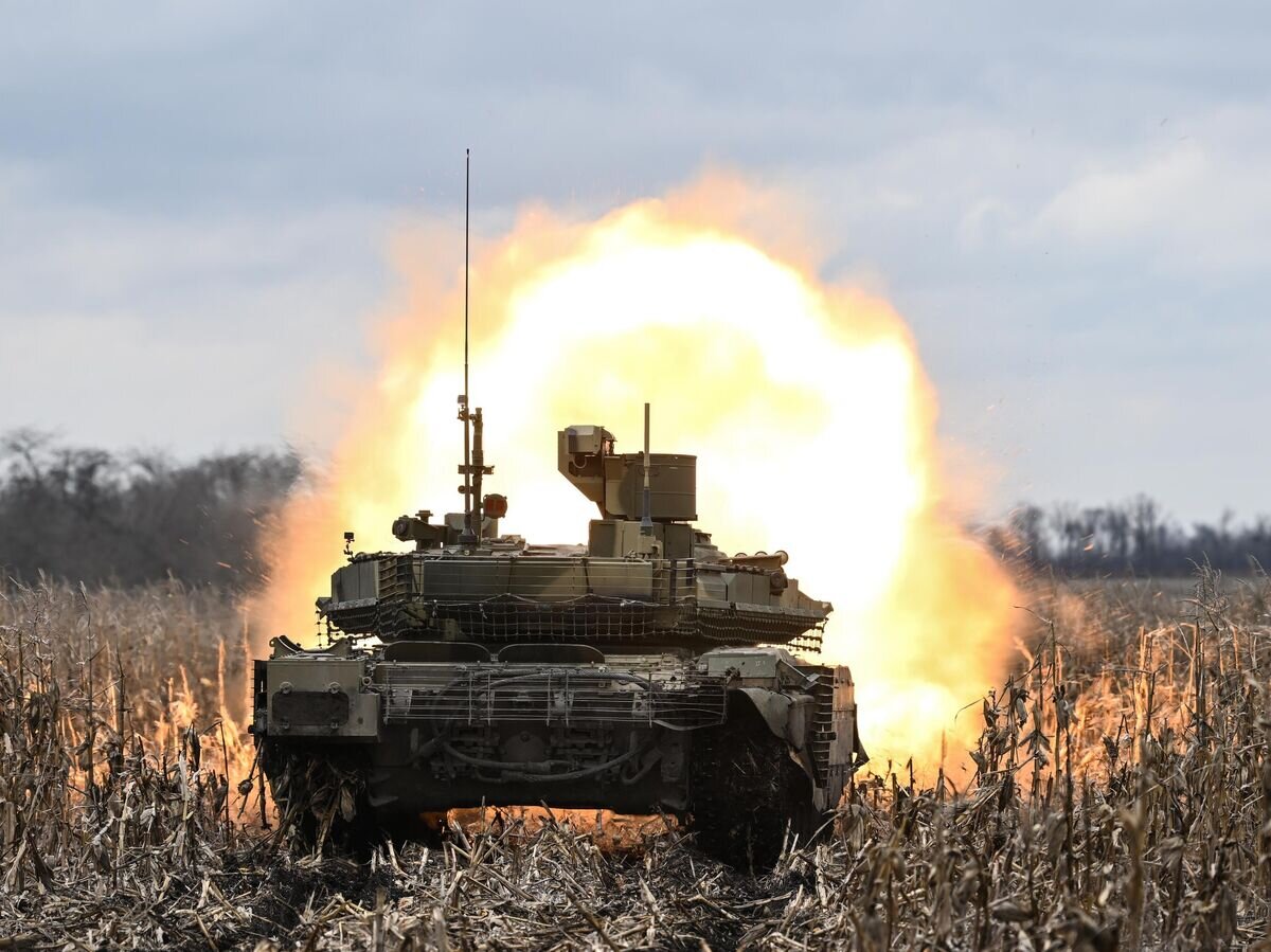    Танк Т-90М "Прорыв" ведет стрельбу по позициям ВСУ в зоне СВО© РИА Новости / Алексей Майшев