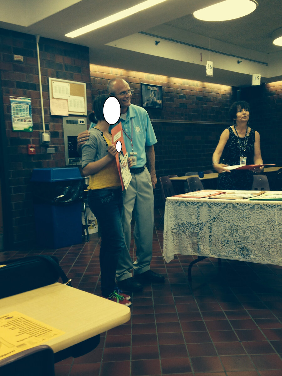 Санечка с директором Washington Middle School на вручении ей грамоты Student of the Month (студент месяца).