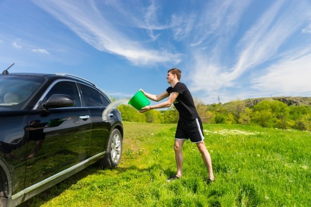    Почему нельзя мыть машину из ведра?