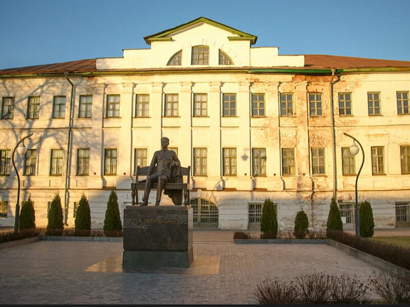 Муром. Дом, в котором родился отец телевидения. Рядом с домом памятник Владимиру Зворыкину.