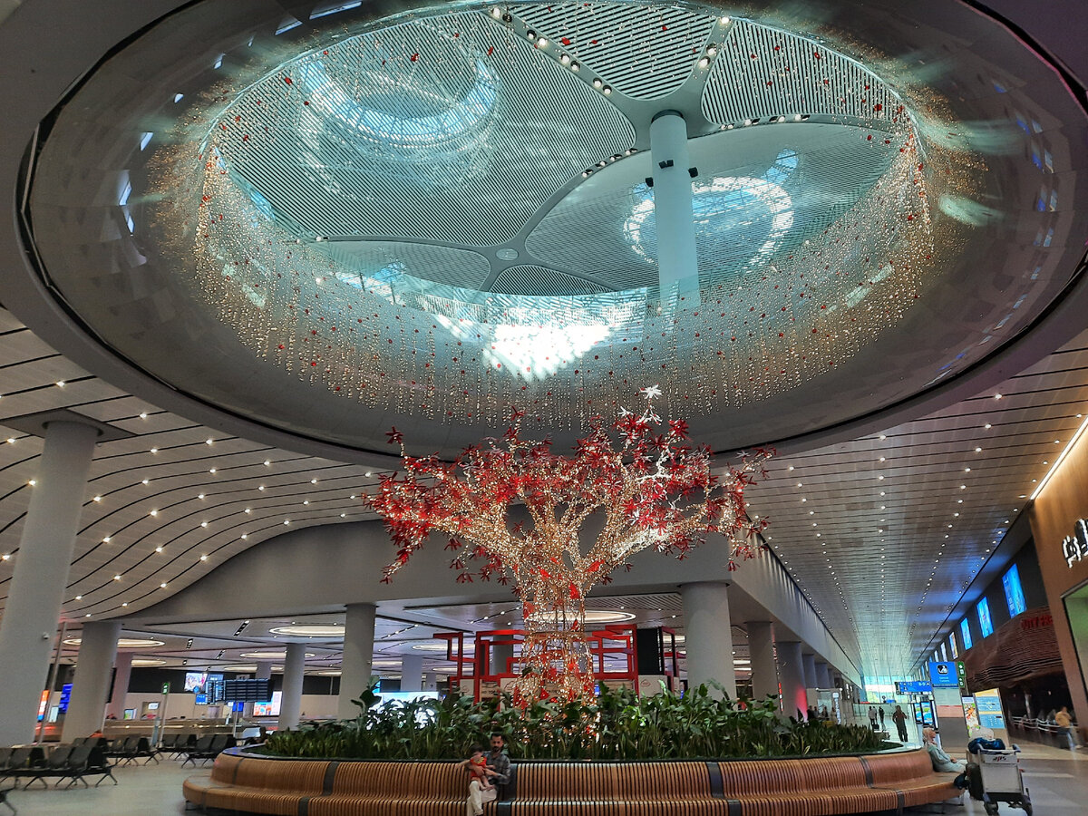 Новый аэропорт Стамбула большой, современный и красивый.  