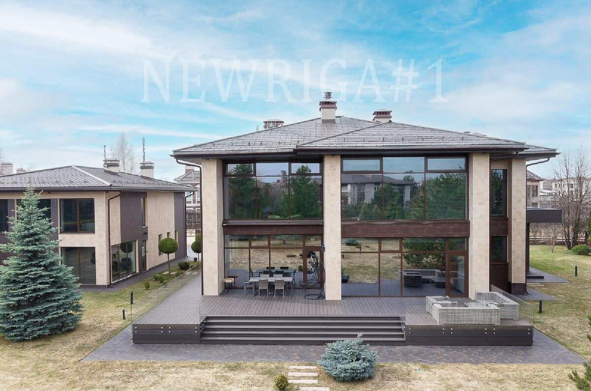 Вид на дом с участка