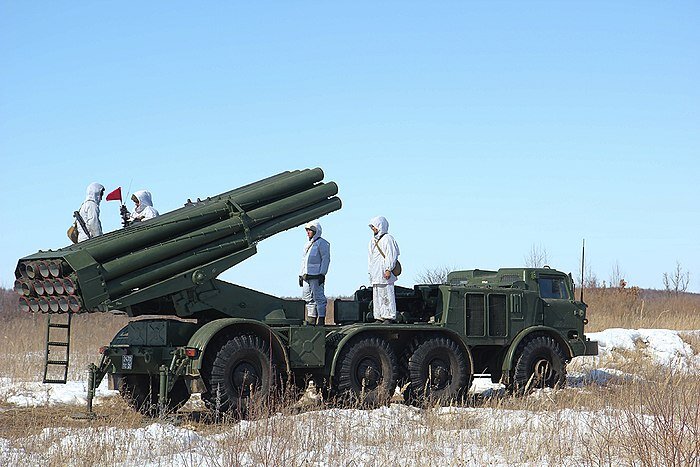 Боевая машина БМ-27 на доработанном шасси ЗИЛ-135ЛМ в ходе полевых учений 165-й абр 25 марта 2020 на полигоне Трёхречье. В боевом положении, 2 направляющие заряжены