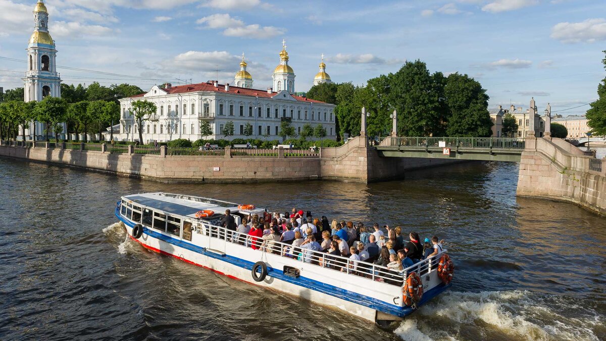 Питер летом экскурсии. Речная прогулка Санкт-Петербург. Теплоходная прогулка по рекам и каналам Санкт-Петербурга. Речной трамвайчик в Санкт-Петербурге. Экскурсии на кораблике в Санкт-Петербурге по рекам и каналам.