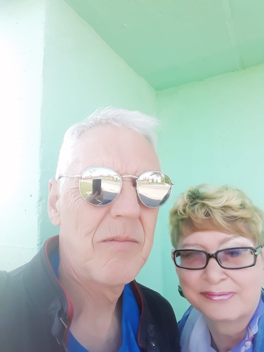 Это мы, красивые, на остановке рядом с домом!