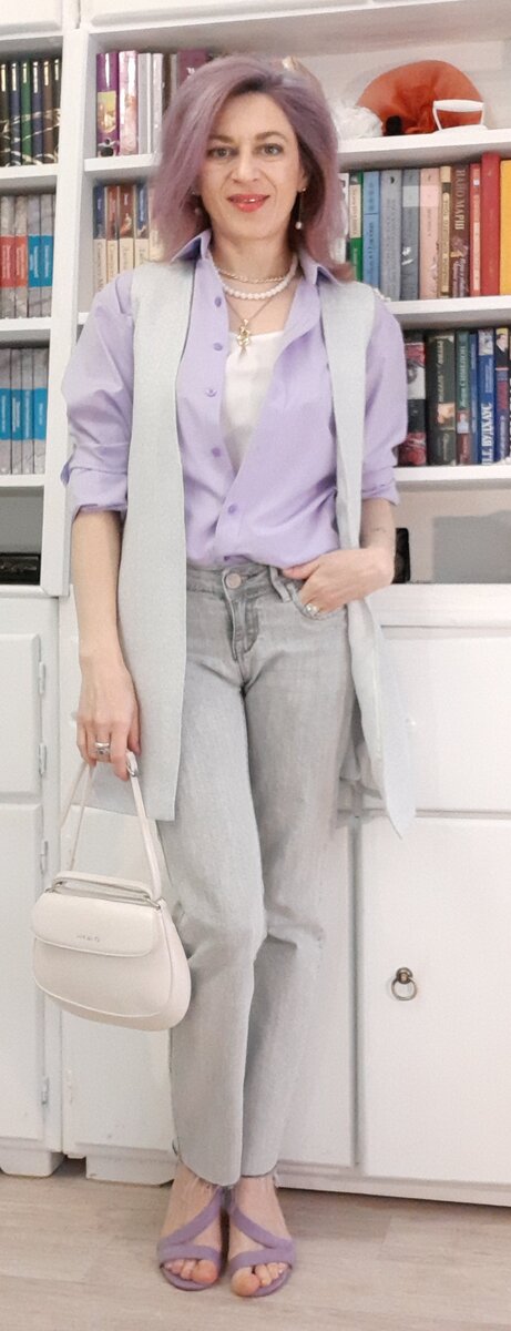 Рубашка, топ и джинсы из секонд-хэнда.