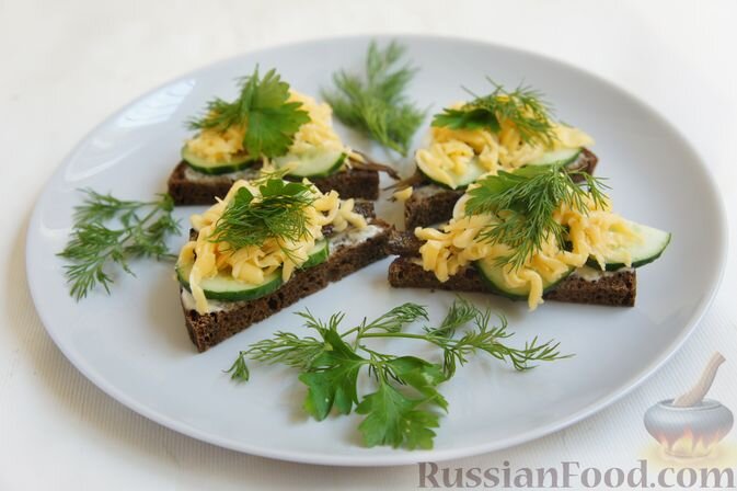 шпроты консервированные, хлеб чёрный, яйца куриные или перепелиные, огурцы свежие, майонез, зелень укропа, зелень петрушки, сыр твёрдый, перец молотый, сок лимона