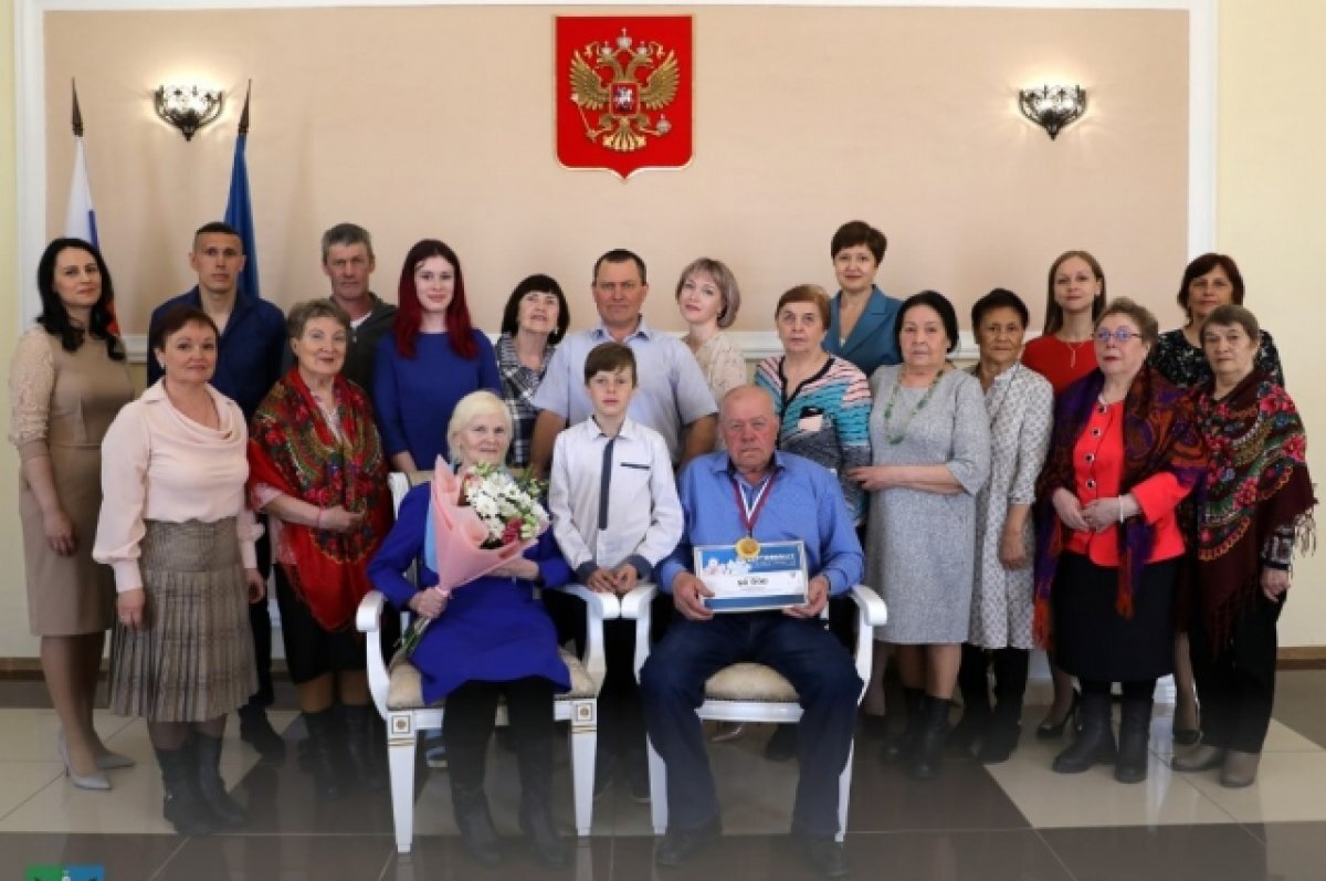    В ЯНАО супруги отметили 50-летие брака и получили сертификат от губернатора
