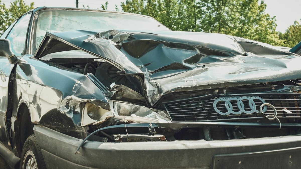     Нетрезвый водитель Audi не справился с управлением и вылетел на тротуар на улице Светланская во Владивостоке. Он сбил девушку-пешехода, после чего выехал на встречную полосу и врезался в щит АЗС.