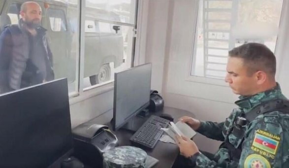 Азербайджанские пограничники проверяют армян на КПП