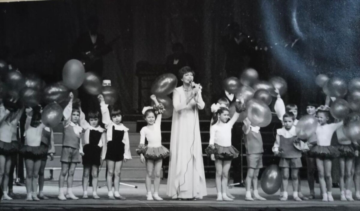 Справа от Эдиты Пьехи