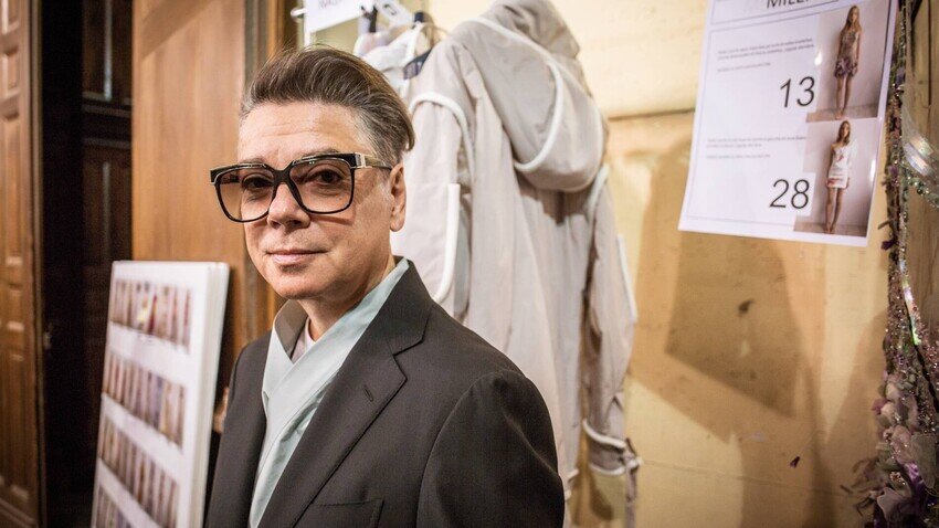 Ирина Калашникова/Sputnik. Модельер Валентин Юдашкин перед показом своей новой коллекции весна-лето 2019 на Неделе моды в Париже