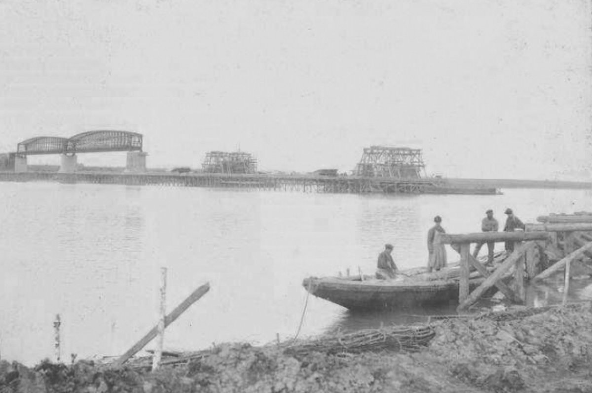    Идёт строительство железнодорожного моста.