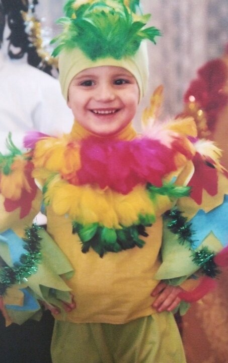 Один из первых моих костюмов. Попугай. Это мой старшенький. Макс. Ему здесь 4 года. 