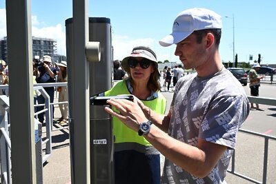    Проход на спортивное мероприятие по карте болельщика ©Артур Лебедев РИА Новости