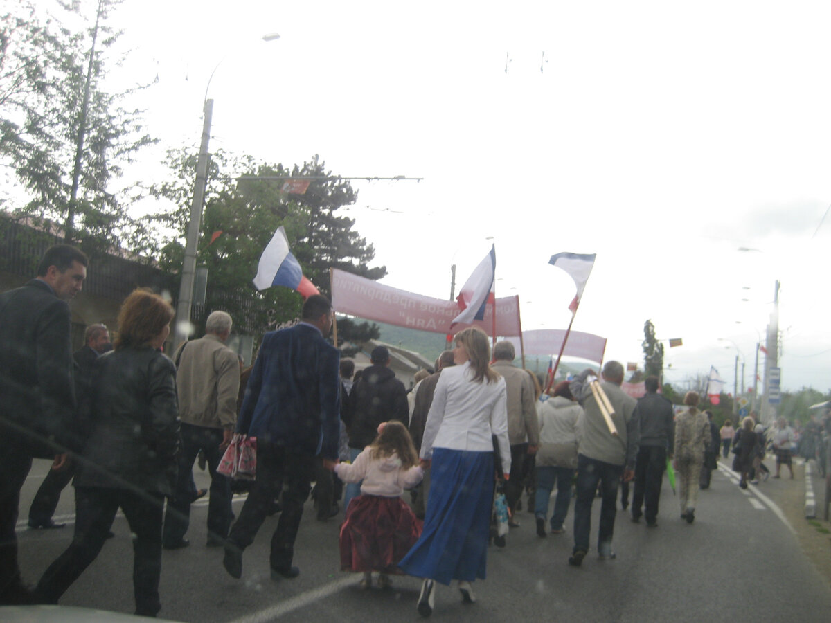 Эта маленькая девчушка сопровождала нас все шествие. 