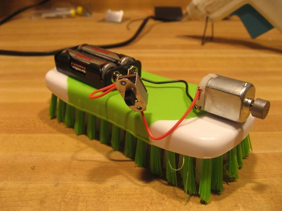 поделка робот. самодельный робот. самодельный робот. простой робот своими руками. робот своими руками.