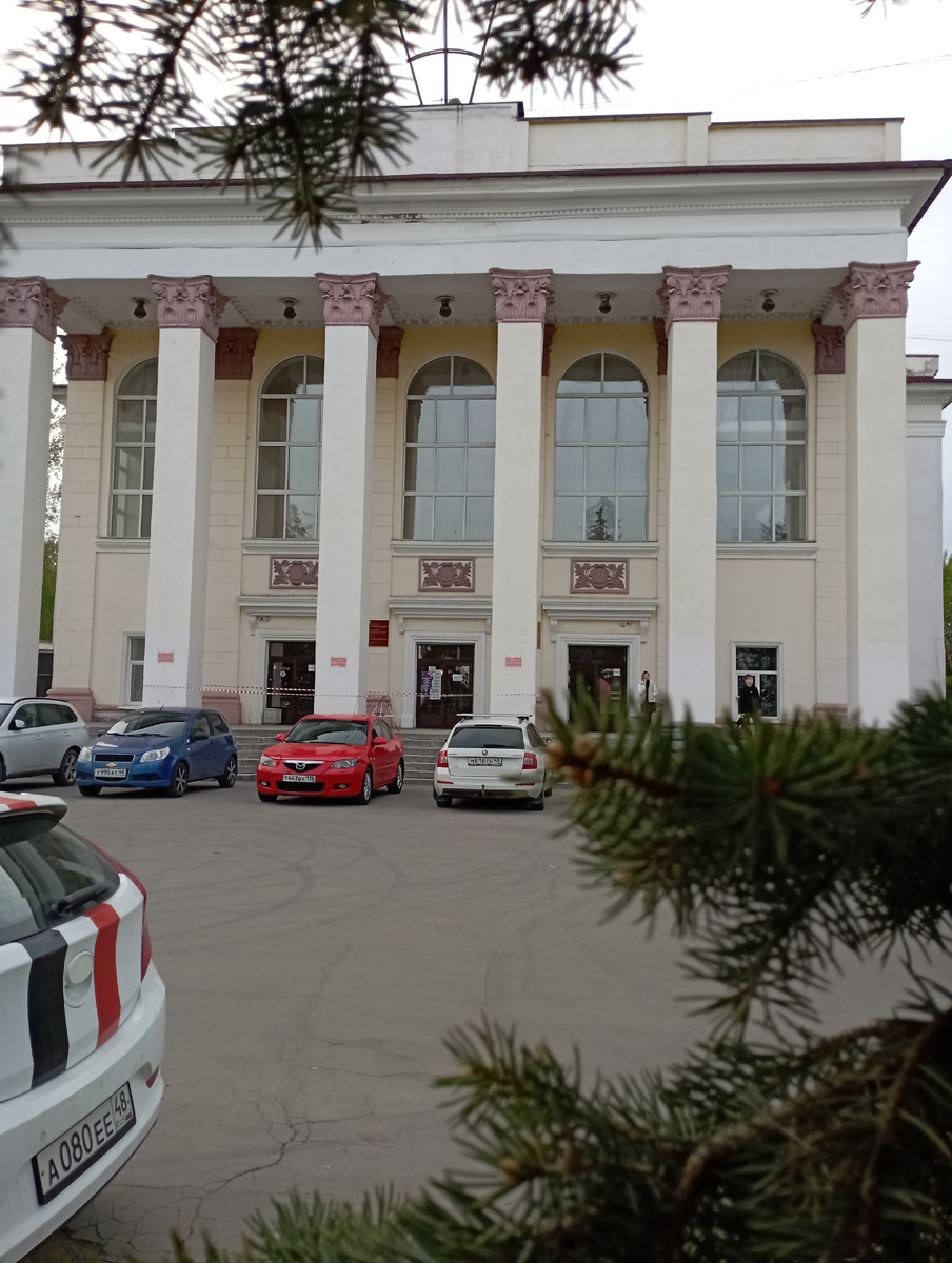 Такое монументальное здание. 