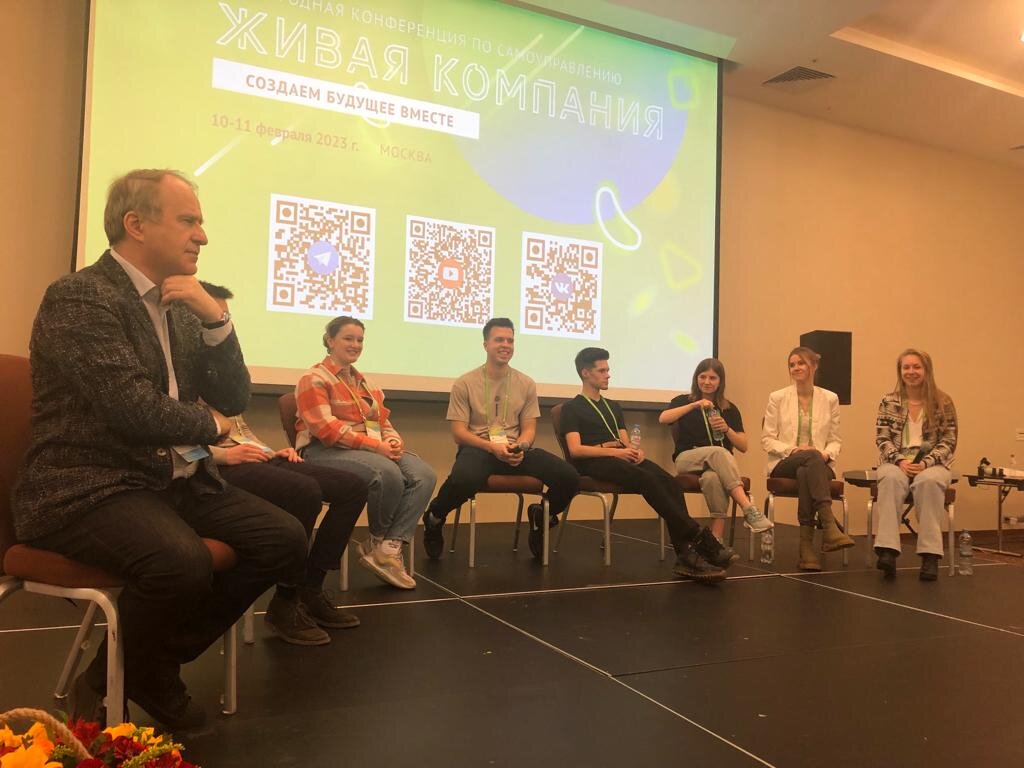 На фото молодые предприниматели делятся своим опытом с участниками конференции "Живая компания". Модератор - Марк Кукушкин (слева)