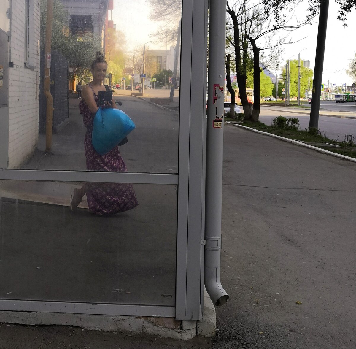 ну на самом деле это я уже возвращаюсь домой после прогулки, вся в покупках..)