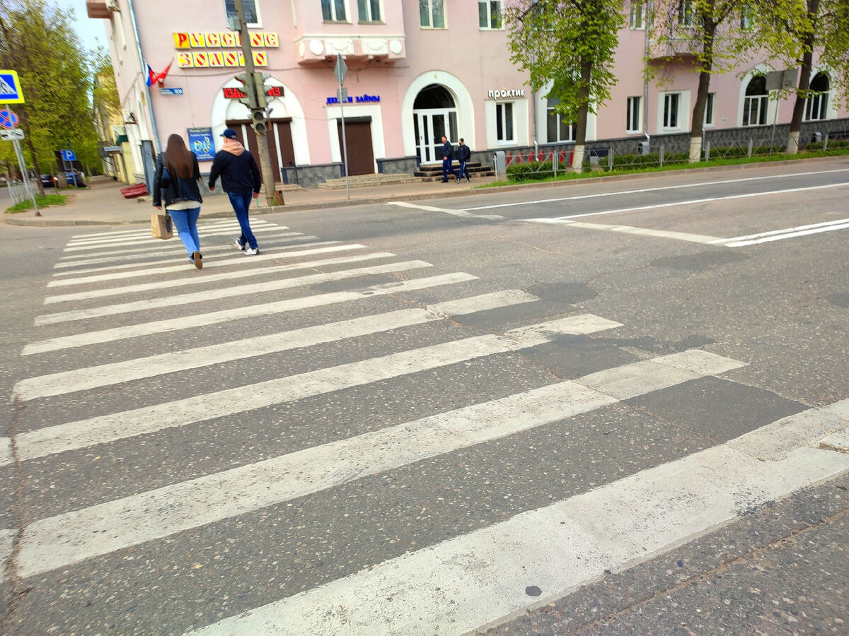 В Великие Луки пришла весна: власти города проводят ремонт дорог и зданий |  Писатель, поэт, журналист и ресторанный критик | Дзен