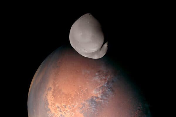 Составное изображение Деймоса, сделанное миссией Emirates Mars, над Марсом.Фото...Эмирейтс Марс Миссион.