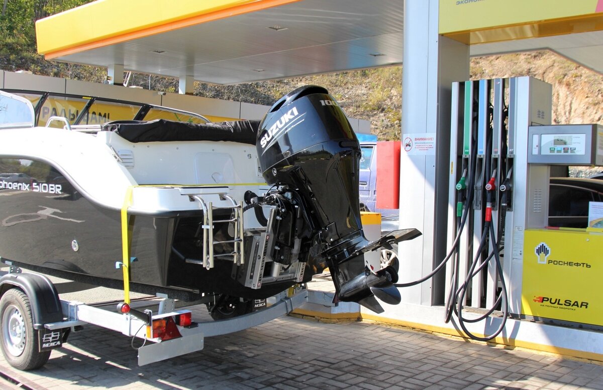 Заехали заправиться перед спуском на воду