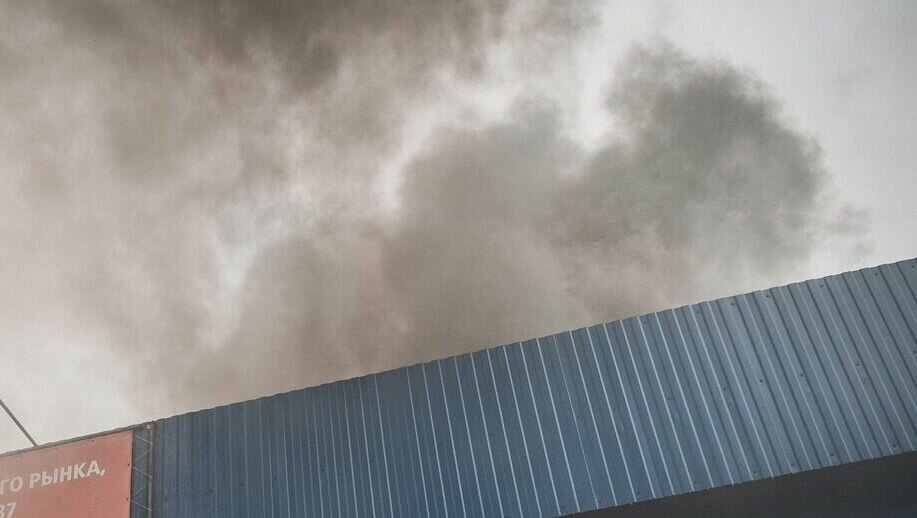     По данным сервиса IQAir на 10 мая, сейчас концентрация вредных веществ в воздухе превышена в 19,1 раза. На карте видно, как ветер несет в город смог от лесных пожаров.