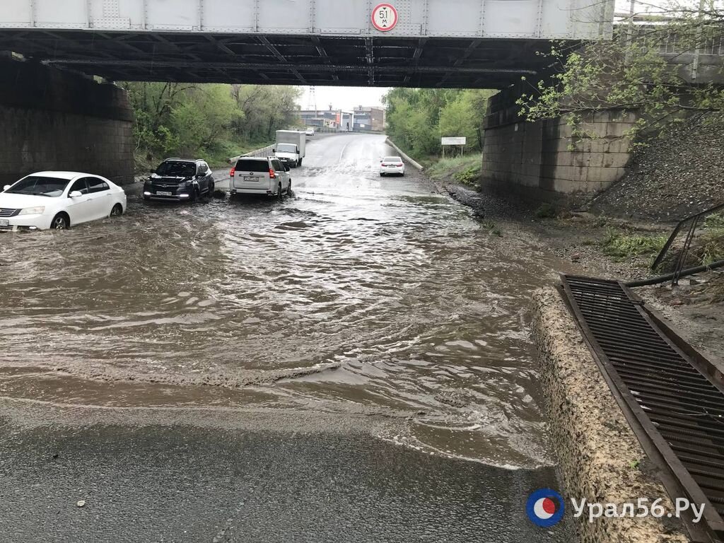 На Союзной в Орске машины по традиции «утопают» в луже. Устранить ее  удается только техникой | Урал56.Ру | Оренбург, Орск - главные новости |  Дзен