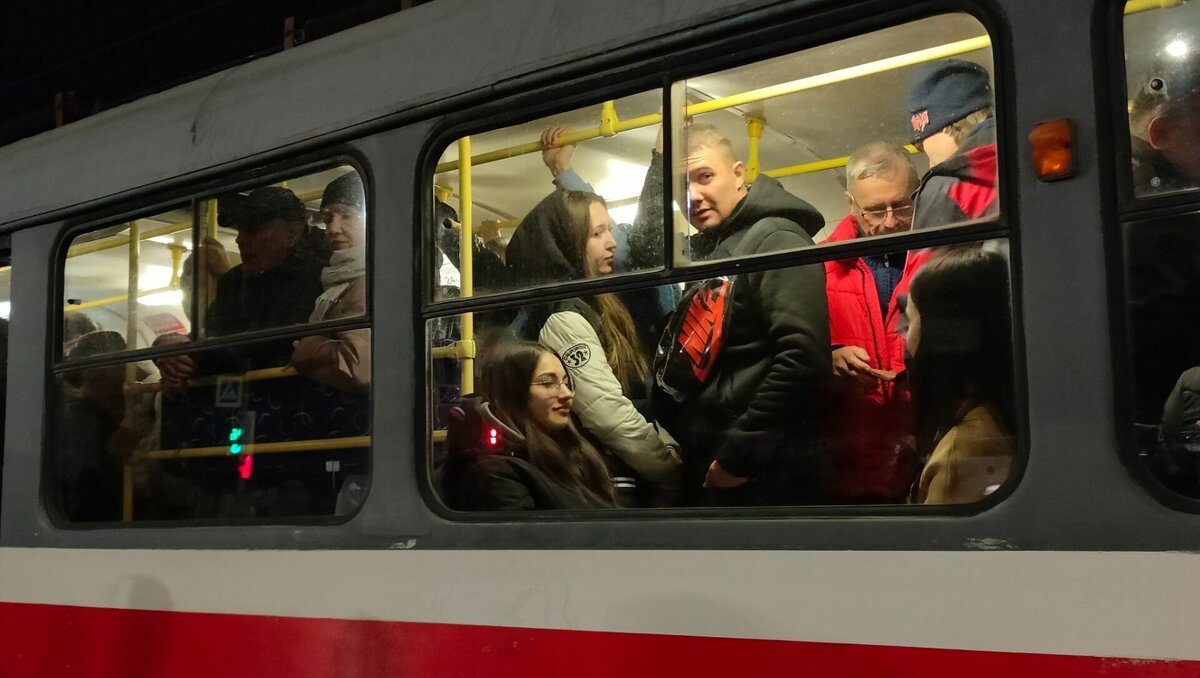     Свыше 340 тысяч человек приняли участие в мероприятиях, посвященных Дню Победы в Волгограде. Несмотря на заверения мэрии, транспортного коллапса избежать не удалось — дорога домой для многих стала настоящим испытанием.
