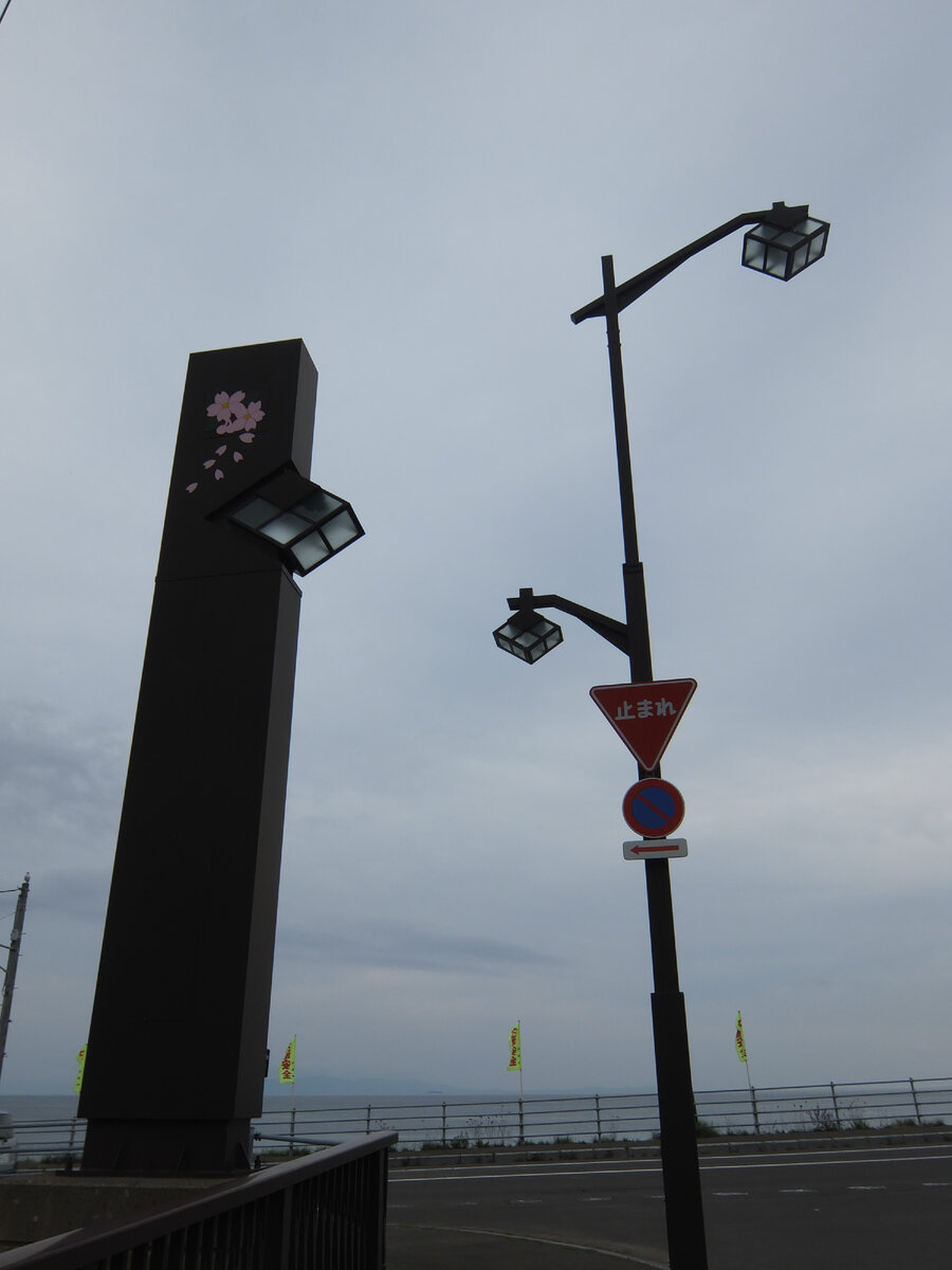 А так обыгрывается герб Мацумаэ в городской среде