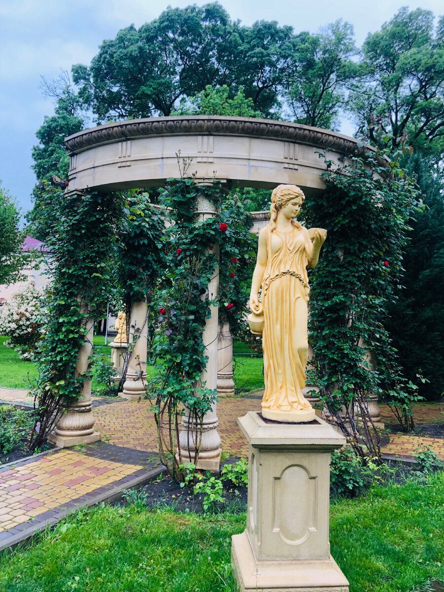 Статуя в городе Геленджике.