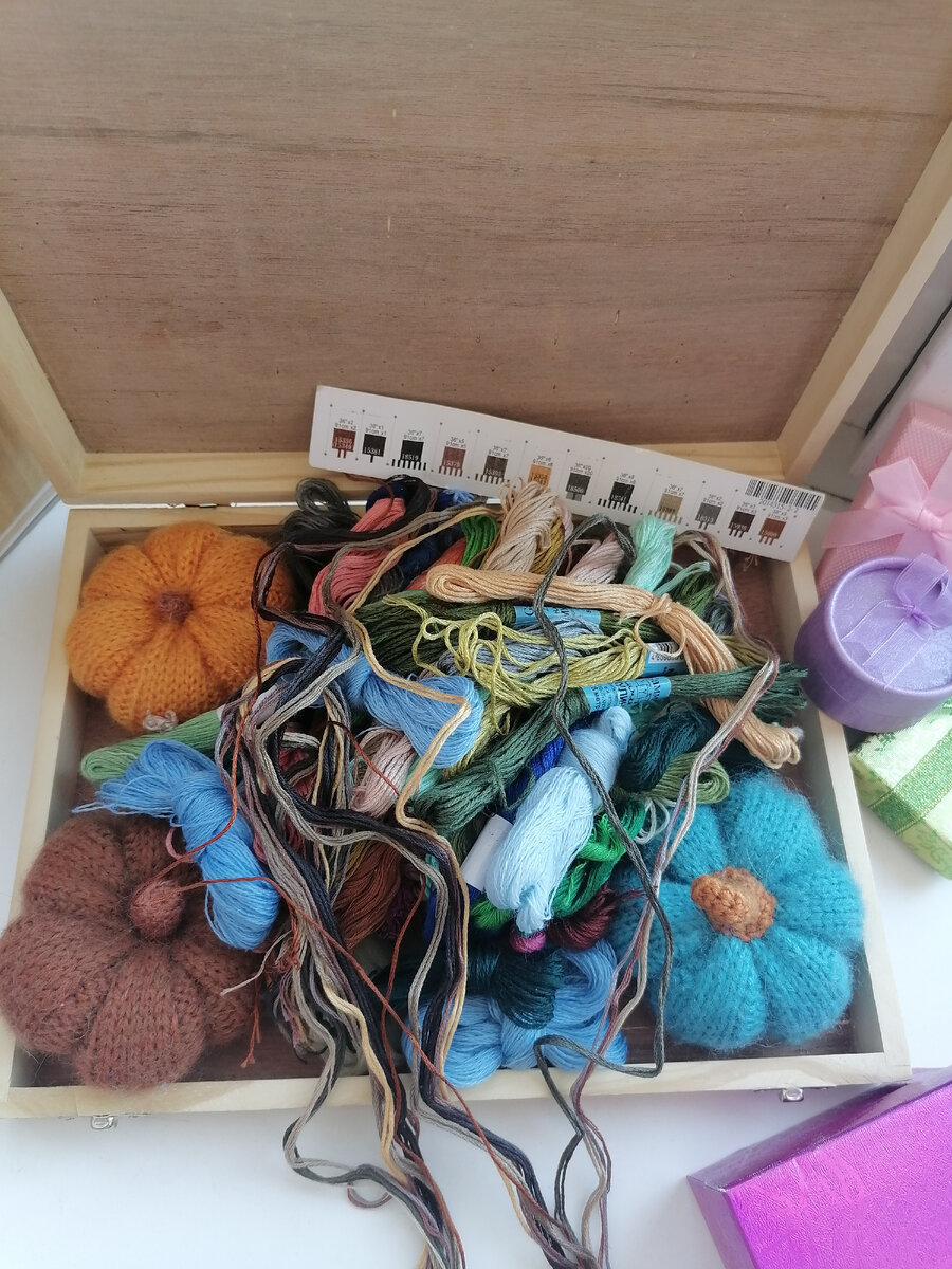 Остатки мулине и тонкой шерсти для вышивки) 