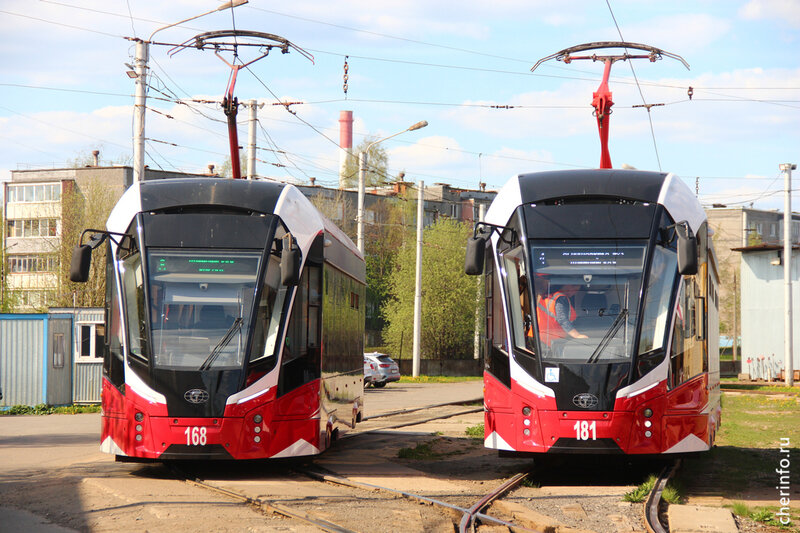    Теперь в каждом вагоне их по семь штук, раньше было по четыре, и в часы пик пассажирам приходилось передавать карты для оплаты проезда